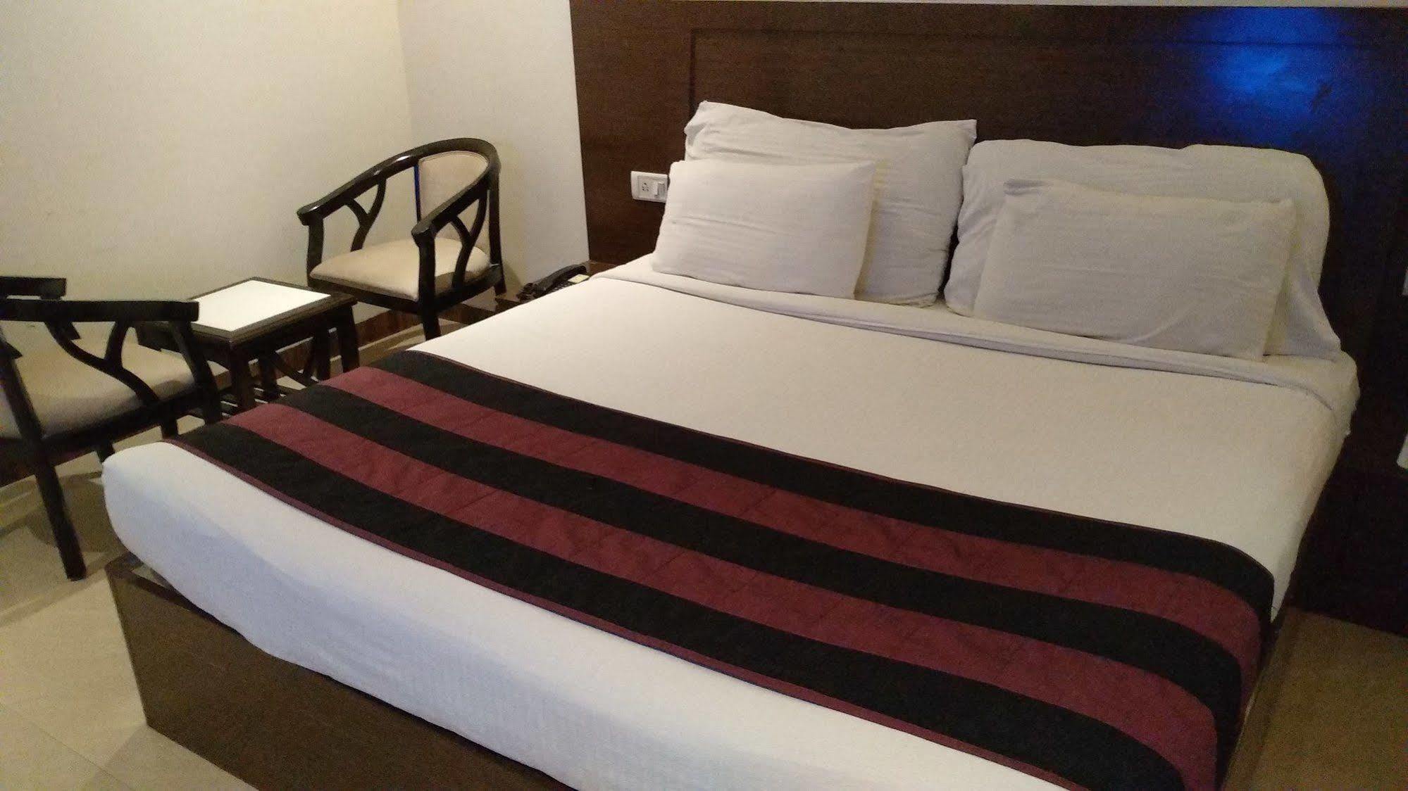Hotel Karan Vilas Agra  Eksteriør billede